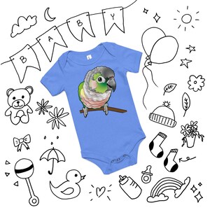Può includere: Un body per neonato di colore azzurro chiaro con un'illustrazione di un pappagallo verde e rosa su un ramo. Il body ha maniche corte e chiusura a pressione.