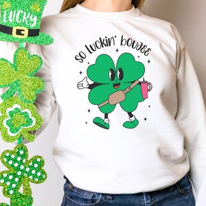 Saint Patrick&#39;s Day So Luckin Boujee Shamrock T-Shirt Sweatshirt Boujee Irish Girl St Patrick&#39;s Day Women&#39;s Shirt Shamrock Crewneck Sweater