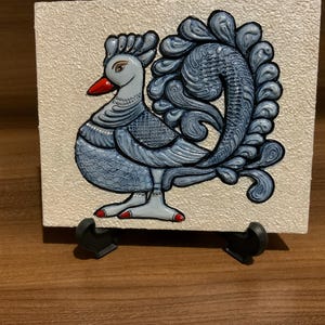 Handgemaakt ambachtelijk schilderij van een Perzisch blauwe pauw met marmerstof en acrylkleuren op 4 mm mdf-plaat met standaard