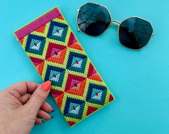 DIGITALES MUSTER: "True Colors" Bargello Brillenetui - Bargello Plastic Canvas Gobelin Stickmuster."