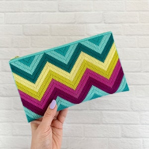 PATRÓN DIGITAL: Bolso con cremallera Bargello "Rio Chevron" - Patrón para bordado en lienzo plástico Bargello
