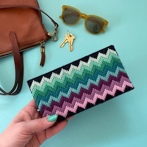 DIGITALT MÖNSTER: "Ocean Tides" Bargello-plånbok - Bargello plastkanvas nålmönster