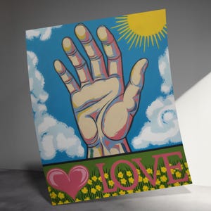 Könnte beinhalten: Ein farbenfrohes Gemälde einer Hand, die nach einer gelben Sonne in einem blauen Himmel mit weißen Wolken greift. Die Hand ist rot und blau umrandet. Das Wort "LOVE" ist in rosa Buchstaben über einem grünen Feld mit gelben Blumen und einem rosa Herzen geschrieben.