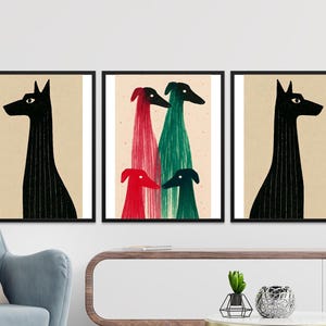 Könnte beinhalten: Set aus drei gerahmten Kunstdrucken mit stilisierten Hundeporträts. Das Kunstwerk zeigt einen schwarzen Hund mit langem Hals und eine Gruppe von Hunden in Rot, Grün und Schwarz. Der Hintergrund ist beige.