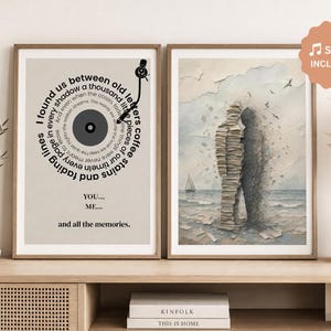 Könnte beinhalten: Zwei gerahmte Kunstdrucke. Der linke Druck zeigt ein Plattenspieler-Design mit Songtexten. Der rechte Druck zeigt eine Figur aus Büchern auf einer Meereslandschaft. Ein Song ist enthalten.