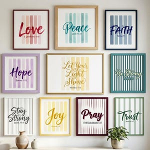 Könnte beinhalten: Eine weiße Keramik-Tasse mit schwarzem Henkel und dem Text "But First, Coffee" in schwarzer, handschriftlicher Schrift. Die Tasse steht auf einer weißen Oberfläche.