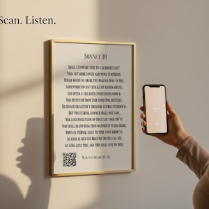 Könnte beinhalten: Gerahmter Druck von Shakespeares Sonett 18, Text in Schwarz auf weißem Hintergrund. Eine Person hält ein Smartphone vor dem Druck, mit den Worten "Print. Scan. Listen." oben.
