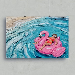 Könnte beinhalten: Gemälde einer Person, die sich auf einem rosa Flamingo-Schwimmer in türkisfarbenem Wasser entspannt. Die Person trägt eine Sonnenbrille und einen pink-orangenen Badeanzug. Der Hintergrund zeigt einen Sandstrand und strukturiertes Wasser.