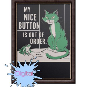 Könnte beinhalten: Ein gerahmtes Poster mit einer grünen Katze und einem grünen Frosch. Die Katze sitzt auf einer weißen Fläche und der Frosch sitzt auf dem Boden. Das Poster zeigt den Text "My Nice Button Is Out Of Order."