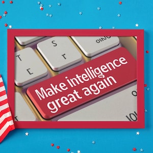 Könnte beinhalten: Nahaufnahme einer roten Tastaturtaste mit dem weißen Text "Make intelligence great again", eingerahmt in einem roten Rahmen. Die Tastatur befindet sich vor einem blauen Hintergrund mit sternförmigem Konfetti und einer kleinen amerikanischen Flagge.