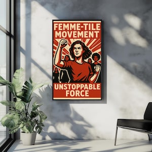 Può includere: Un poster incorniciato con il testo "FEMME-TILE MOVEMENT" e "UNSTOPPABLE FORCE". Il poster presenta una donna con il pugno alzato, circondata da altre donne, il tutto in uno stile retrò audace con una combinazione di colori rosso e crema.