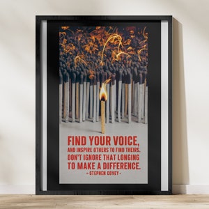 Op de afbeelding: Een motiverend citaat van Stephen Covey: „Vind je stem en inspireer anderen om hun stem te vinden. Negeer niet dat verlangen om een verschil te maken.“ Het citaat wordt weergegeven op een zwart ingelijst poster met een achtergrondafbeelding van een enkele brandende lucifer, omringd door niet-brandende lucifers.