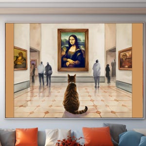 Könnte beinhalten: Eine getigerte Katze sitzt vor einem Gemälde der Mona Lisa in einem Museum. Die Katze schaut auf das Gemälde und im Hintergrund sind Menschen zu sehen.