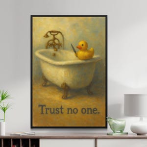 Könnte beinhalten: Gerahmter Kunstdruck mit einer gelben Quietscheente, die ein Messer hält und auf dem Rand einer Badewanne mit Löwenfüßen sitzt. Die Badewanne hat Messingarmaturen. Der Text "Trust no one" ist darunter gedruckt.