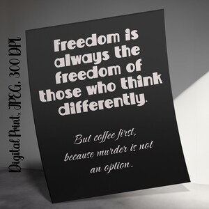 Könnte beinhalten: Schwarz-weißer Typografie-Druck mit dem Zitat "Freiheit ist immer die Freiheit derer, die anders denken. Aber erst mal Kaffee, denn Mord ist keine Option."