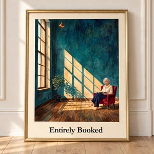 Könnte beinhalten: Ein gerahmter Kunstdruck mit dem Titel Entirely Booked zeigt eine Person mit weißem Haar, die in einem roten Sessel sitzt und liest. Die Szene zeigt einen Raum mit dunkel-türkisfarbenen Wänden, einem hohen Fenster und einer Topfpflanze.