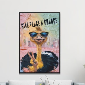 Könnte beinhalten: Ein farbenfrohes Gemälde einer Strauß, die eine Sonnenbrille trägt und den Friedenszeichen zeigt. Der Text "GIVE PEACE A CHANCE" ist in schwarzen Buchstaben oben auf dem Gemälde geschrieben.