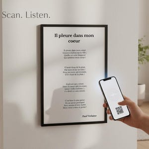 Peut inclure: Un cadre noir contenant un poème en français intitulé « Il pleure dans mon cœur ». Le texte « Print. Scan. Listen. » est en haut à gauche. Un smartphone affiche un code QR, suggérant un contenu interactif.