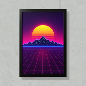 Könnte beinhalten: Gerahmter Kunstdruck mit einer Landschaft im Retro-Stil. Das Kunstwerk zeigt einen Sonnenuntergang mit gelben und orangenen Farbtönen, Berge und ein Neon-Gitter. Die Farbpalette umfasst Lila-, Rosa- und Blautöne.