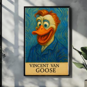 Könnte beinhalten: Ein gerahmter Kunstdruck mit einer Cartoon-Ente im Stil von Vincent van Gogh, mit orangefarbenem Schnabel und Haaren. Die Ente trägt ein blaues Hemd vor einem wirbelnden blauen Hintergrund. Der Druck trägt die Aufschrift "VINCENT VAN GOOSE" auf einem goldenen Banner.