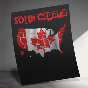 Könnte beinhalten: Ein Schwarzweißbild einer Karte der Vereinigten Staaten mit der kanadischen Flagge darübergelegt. Der Text "south canada" ist oben auf dem Bild in Rot geschrieben.