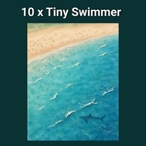 Könnte beinhalten: Ein rechteckiger Druck mit dem Titel 10 x Tiny Swimmer, der eine Luftaufnahme eines Sandstrandes zeigt, der auf türkisfarbenes Meerwasser trifft. Zahlreiche kleine Figuren sind auf dem Sand und im Wasser verteilt, mit einem dunklen Hai.