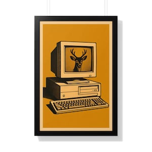 Könnte beinhalten: Gerahmter Kunstdruck mit einem Vintage-Computer mit einem Hirschkopf auf dem Bildschirm. Das Kunstwerk ist in Schwarzweiß gehalten und vor einem senfgelben Hintergrund platziert. Der Druck umfasst eine Tastatur, einen Monitor und einen Computer-Tower, alles im Retro-Stil.