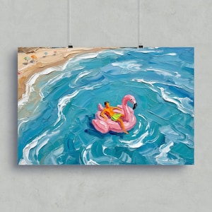 Könnte beinhalten: Ölgemälde, das eine Person zeigt, die sich auf einem rosa Flamingo-Schwimmer in türkisfarbenem Wasser entspannt. Der Strand mit Sonnenschirmen und Sand ist oben links zu sehen. Das Kunstwerk hat einen strukturierten Impasto-Stil.