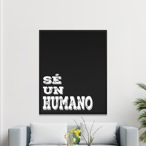 Könnte beinhalten: Schwarz-weiß gerahmter Leinwanddruck mit dem Text "SÉ UN HUMANO" in einer verwitterten Schriftart.