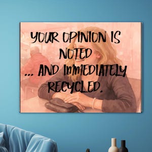 Può includere: Un dipinto ad acquerello di una donna seduta a un tavolo con il testo "La tua opinione è stata annotata... e riciclata immediatamente."