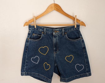 Pantalones cortos originales con corazón bordado y reelaborado