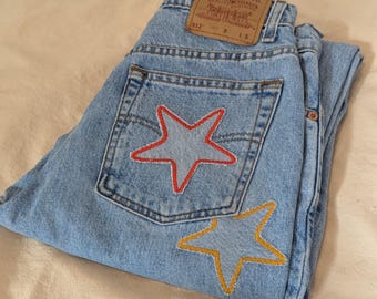 Jeans con parches de estrellas - Levi's de lavado claro con parches de estrellas hechos a mano
