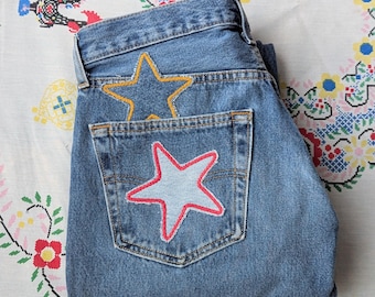 Jeans con parches de estrellas - Levi's de lavado medio con parches de estrellas hechos a mano