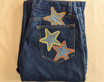 Vaqueros con parches de estrellas y lavado oscuro de Sensible Slacks