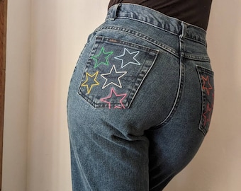 Vaqueros originales rediseñados con estrellas de arcoíris bordadas