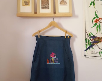 Falda vaquera reciclada con bolsillo tipo canguro bordada y rediseñada