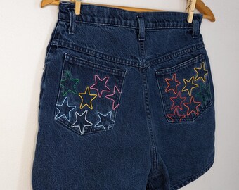 Pantalones cortos con bolsillos y estrellas arcoíris