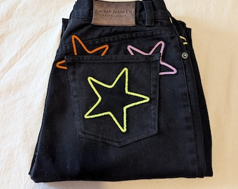 Vaqueros negros con parches de estrellas de Sensible Slacks