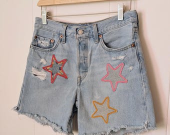 Shorts con estrellas bordadas y patchwork - Levi's 501 con efecto desgastado y lavado claro