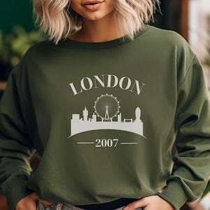 London Skyline Custom Year Travel Sweatshirt Crewneck Sweater, UK City Tourist Jumper, Travel Lover Shirt Gift, Holiday Destination Sweater