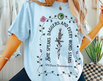 Camiseta Bookish Shakespeare Comfort Colors, Top con cita "She Speaks Daggers" para amantes de los libros y la poesía, Lindo regalo literario para ella.