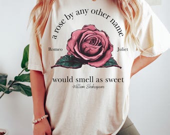 Camiseta con cita de Shakespeare sobre Romeo y Julieta y la rosa, camiseta gráfica para amantes de la poesía y los libros, "Una rosa con cualquier otro nombre olería igual de dulce" (Texto)