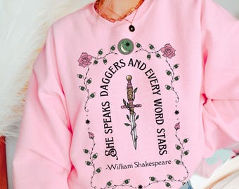 Sudadera con estampado de Shakespeare para amantes de los libros, camiseta con la frase "She Speaks Daggers" para amantes de los libros y la poesía, un bonito regalo literario para ella.