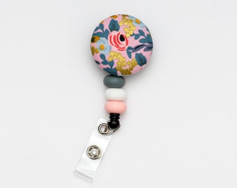 Porta credencial retráctil de Rifle And Paper Co., porta credencial floral, regalos para enfermeras, porta credencial de enfermera, porta credencial con cuentas, porta credencial con flores, rosa