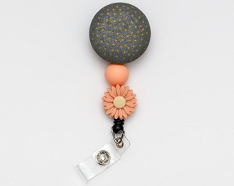 Porta credencial con margaritas rosas y lunares grises, porta credencial floral, regalos para enfermeras, porta credencial de enfermera, porta credencial con cuentas, porta credencial con flores, porta credencial