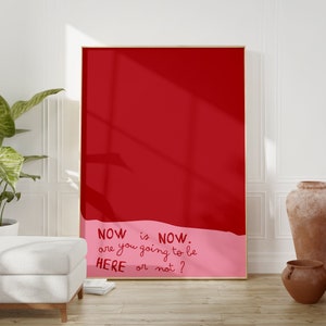Può includere: Un poster motivazionale incorniciato con sfondo rosso e rosa. Il testo sul poster recita "NOW is NOW. are you going to be HERE or not?"