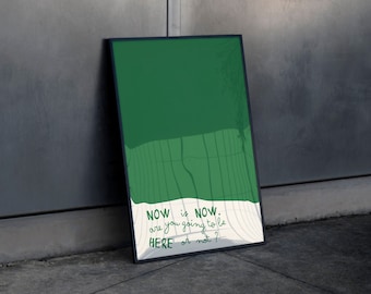 Può includere: Un poster incorniciato con un design verde e bianco. Il poster presenta il testo "NOW is NOW. are you going to be HERE or not?"