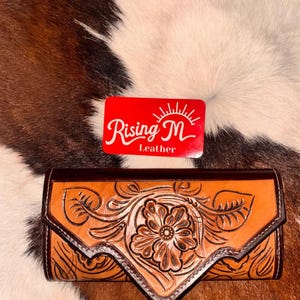 Cartera vaquera para mujer, hecha a mano, con tres pliegues y repujado.