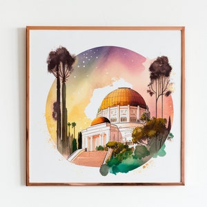 Könnte beinhalten: Aquarellgemälde eines weißen Gebäudes mit einer goldenen Kuppel, umgeben von Bäumen und einem violetten Himmel. Das Gebäude steht vor einem Hintergrund aus einem kreisförmigen Aquarell-Wasch.