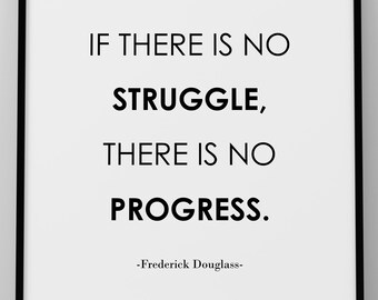 Può includere: Una stampa incorniciata con bordo nero e sfondo bianco. La stampa presenta la citazione "IF THERE IS NO STRUGGLE, THERE IS NO PROGRESS." di Frederick Douglass in testo nero. La stampa è esposta su una superficie bianca.